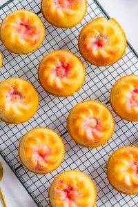 Gâteau moelleux aux fraises et pistaches Aux délices du palais