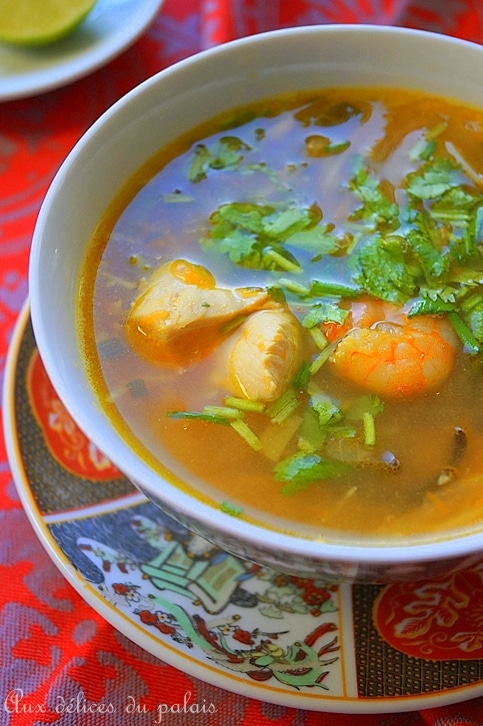 Soupe chinoise aux crevettes, poulet & vermicelles · Aux délices du palais