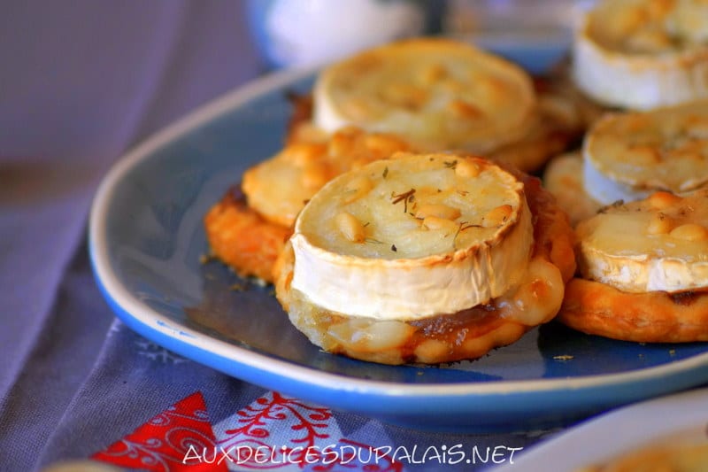 recette feuilletés au fromage de chèvre oignon caramélisés et pignon de pin