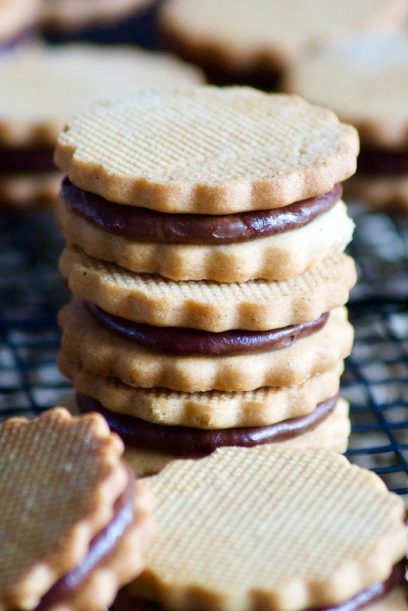 Biscuits sablés fourrés au chocolat noisettes