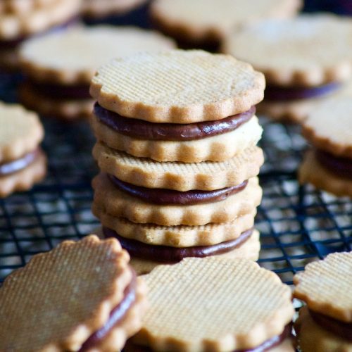 Biscuits sablés fourrées au chocolat noisettes