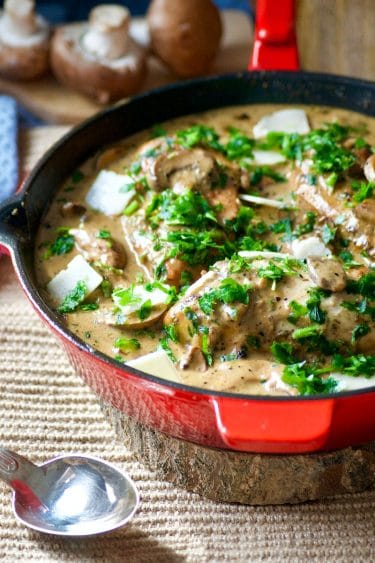 Poulet à La Sauce Crémeuse Champignons Parmesan · Aux Délices Du Palais