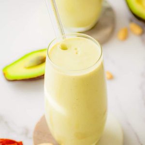 Smoothie avocat, dattes et amandes