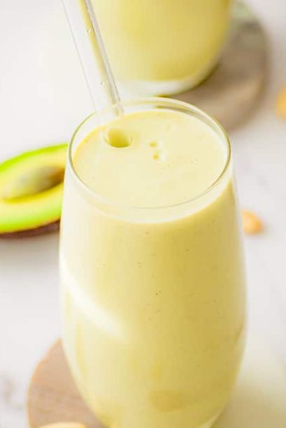 Smoothie avocat, dattes et amandes