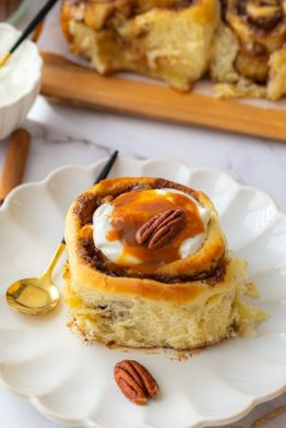 Cinnamon rolls brioche roulée aux pommes et caramel