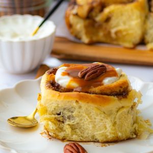 Cinnamon rolls brioche roulée aux pommes et caramel