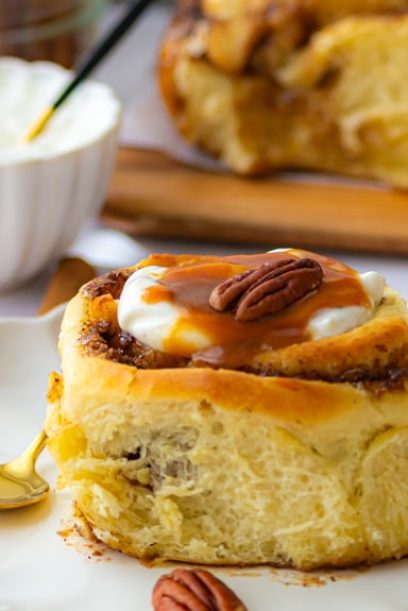 Cinnamon rolls brioche roulée aux pommes et caramel