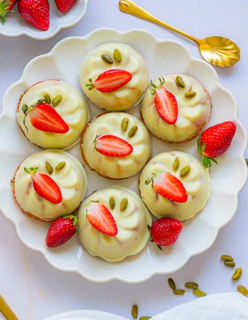 Gâteau moelleux aux fraises et pistaches