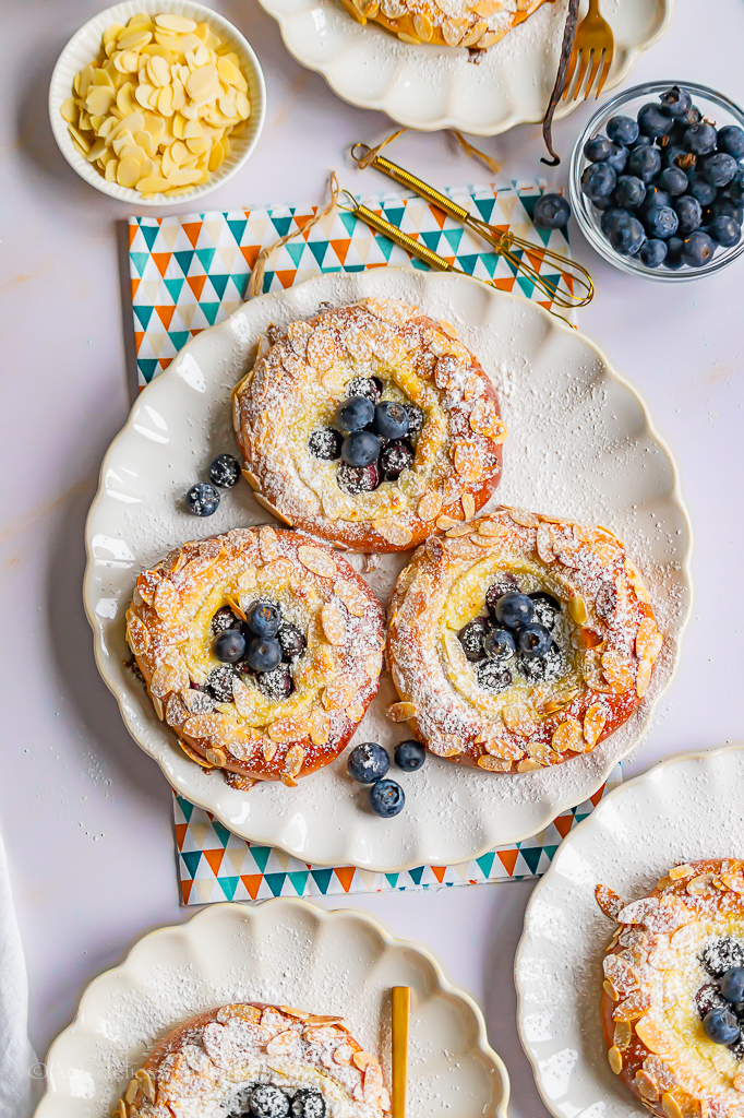 brioche polonaise à la crème vanille et myrtilles 