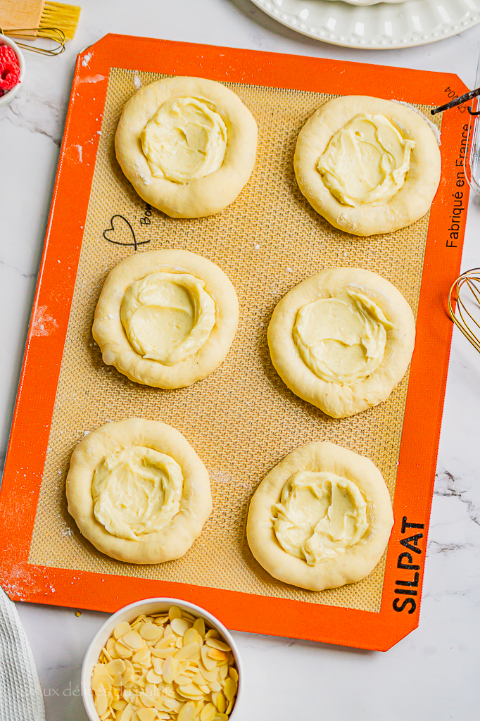 brioche à la crème pâtissière et myrtilles